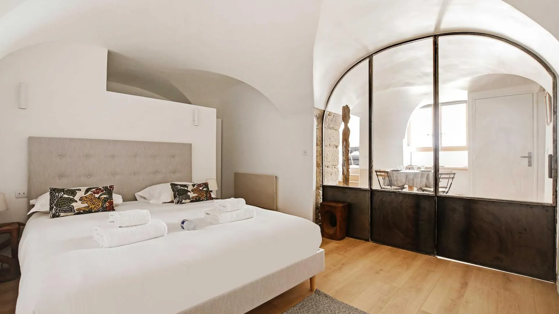 Authentic Apartment - 2Br - 4P - Monnaie Paris 0*,  France