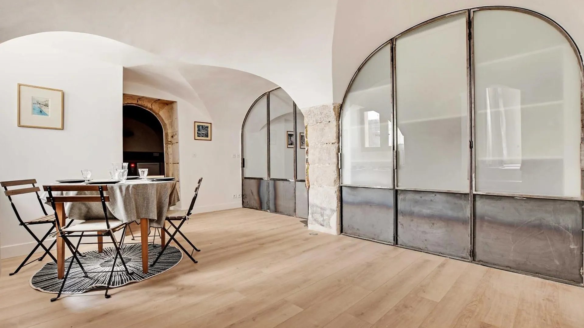Authentic Apartment - 2Br - 4P - Monnaie Paris 0*,  France
